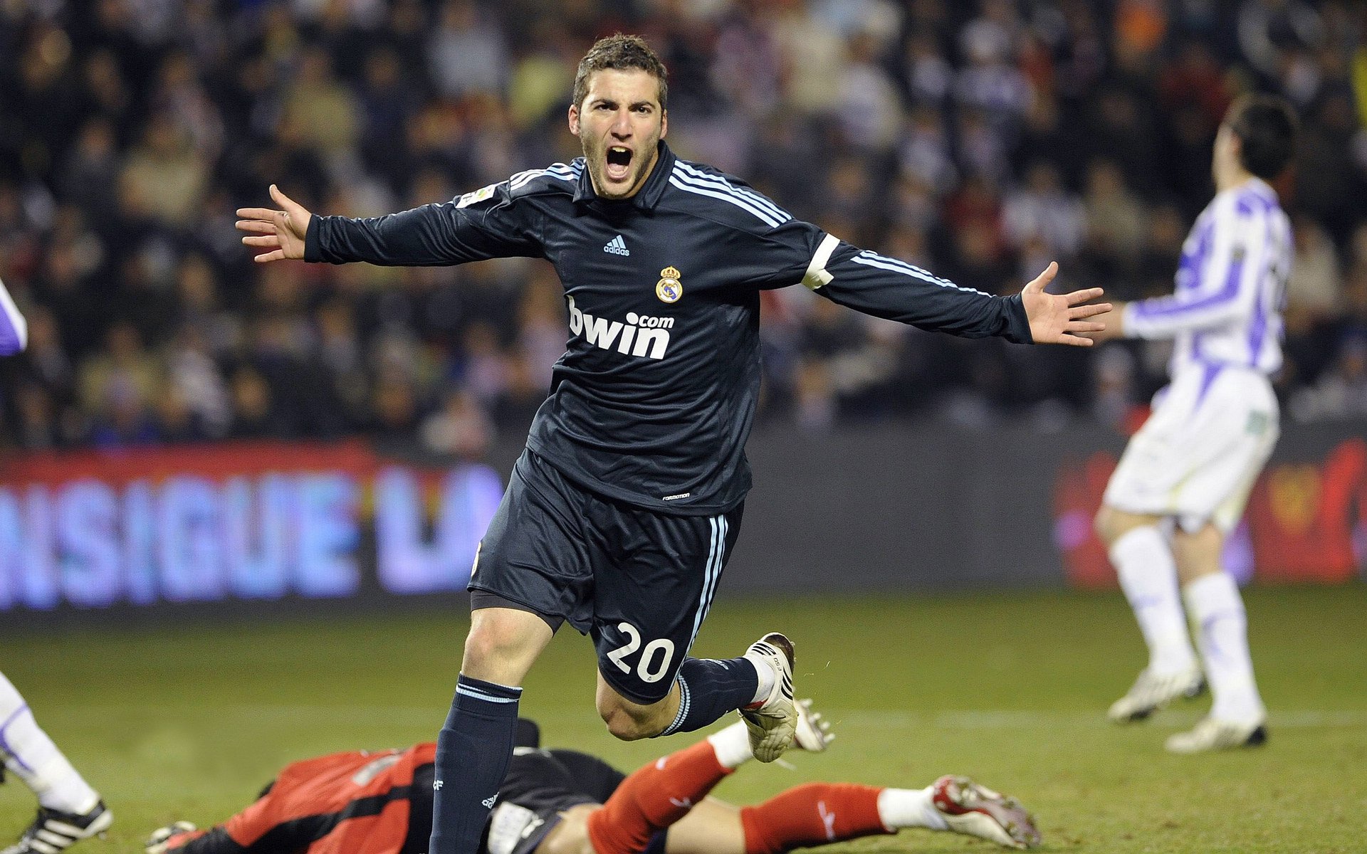 浓眉哥王者归来！狂揽28+15率队大胜，老鹰主场沸腾！浓眉哥狂砍28+15率队大胜，引爆老鹰主场