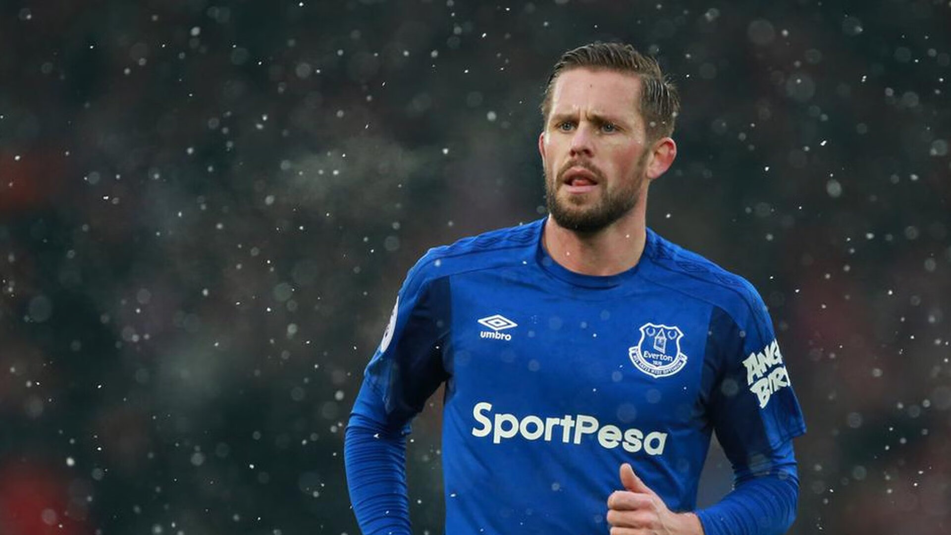 鹰翼撕裂铜墙铁壁，当姆巴佩的绿茵闪电撞击生存悬崖，当生存悬崖边对决足球文明——姆巴佩撕裂铜墙铁壁的鹰翼